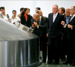 Su Majestad durante el recorrido por las instalaciones de la fábrica