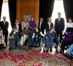 Sus Altezas Reales los Príncipes de Asturias con los miembros de la Asociación de Ayuda a Personas con Parálisis Cerebral