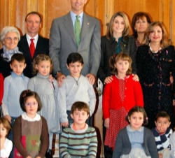 Los Principes de Asturias acompañados por un grupo de niños del colegio público Condado de Noreña