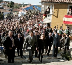 Los Príncipes recorren el pueblo de Torazu
