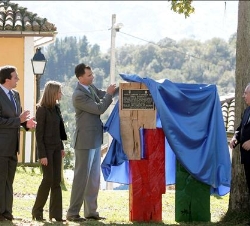 Don Felipe y Doña Letizia descubren una placa conmemorativa