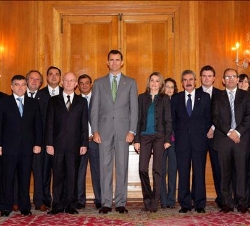 Los Principes de Asturias durante la audiencia que ofrecieron en Oviedo a la Agrupacion de Sociedades Asturianas de Trabajo (ASATA)