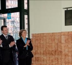 Sus Altezas Reales los Príncipes de Asturias descubren una Placa Conmemorativa con motivo de su visita al colegio