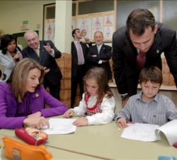 Don Felipe y Doña Letizia conversan con unos alumnos
