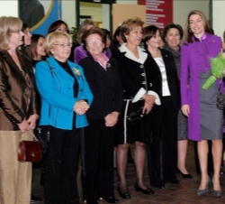 Su Alteza Real la Princesa de Asturias con sus antiguas profesoras a su llegada al colegio