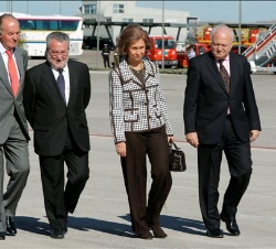 Sus Majestades fueron despedidos por los ministro de Asuntos Exteriores y Sanidad