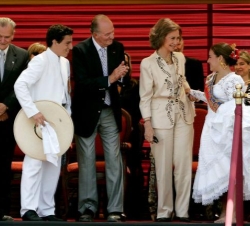 Sus Majestades los Reyes observan un baile de Marinera, típico de Trujillo
