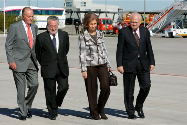 Sus Majestades fueron despedidos por los ministro de Asuntos Exteriores y Sanidad