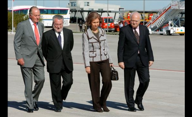 Sus Majestades fueron despedidos por los ministro de Asuntos Exteriores y Sanidad