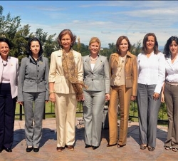 Su Majestad la Reina junto a las Primeras Damas de los países invitados a la Cumbre