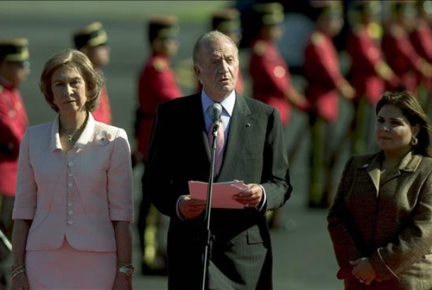 Sus Majestades los Reyes a su llegada a El Salvador