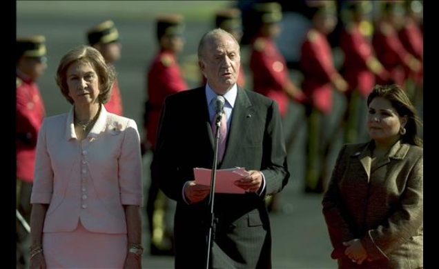 Sus Majestades los Reyes a su llegada a El Salvador