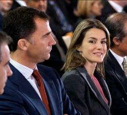 Sus Altezas Reales los Príncipes de Asturias, acompañados por el ministro de Trabajo, Celestino Corbacho, y el presidente de Caixa Manresa, Valenti Ro