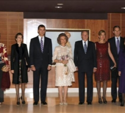 Sus Majestades los Reyes, junto a los Príncipes de Asturias, las Infantas Doña Elena y Doña Cristina, Don Iñaki Urdangarin y la directora de la Fundac