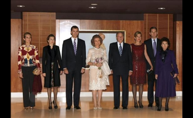 Sus Majestades los Reyes, junto a los Príncipes de Asturias, las Infantas Doña Elena y Doña Cristina, Don Iñaki Urdangarin y la directora de la Fundac