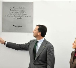 Los Príncipes de Asturias durante el descubrimiento de una placa conmemorativa de su visita