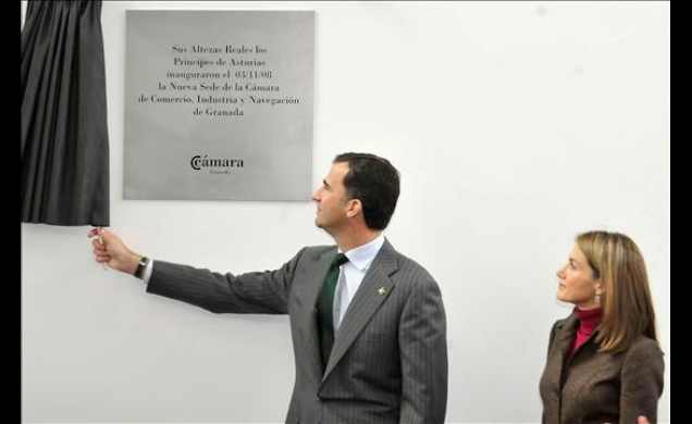 Los Príncipes de Asturias durante el descubrimiento de una placa conmemorativa de su visita