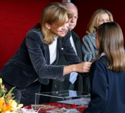 La Infanta Doña Cristina junto a una niña que realizó su donativo a la Cruz Roja