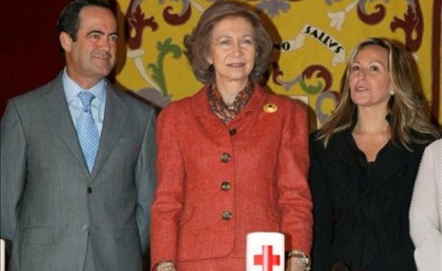 Doña Sofía a su llegada a la mesa