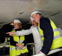 Su Majestad el Rey durante su visita a las obras del Metro