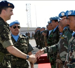 Don Felipe saluda a unos de los militares destinados en la Base Miguel de Cervantes