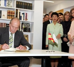 Su Majestad el Rey firma en el Libro de Honor del Instituto Cervantes de Tokio, en presencia de Su Majestad la Reina y de la Princesa Takamado