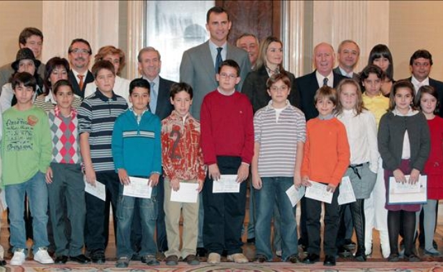 Los Príncipes de Asturias junto a una representación de los niños que trabajan en el proyecto de Aldeas Infantiles S.O.S. de España