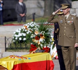 Don Felipe tras imponer la Cruz al Mérito Militar a Rubén Alonso Ríos y a Juan Andrés Suárez García