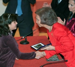 Laura Fernández del Río recibe de manos de Doña Sofía el Premio al talento más joven