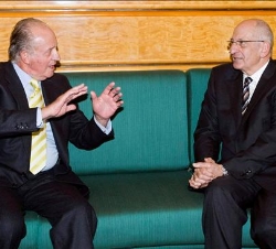 Su Majestad conversa con Pascal Couchepin