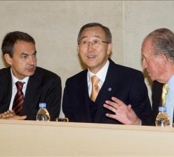 Su Majestad junto al secretario general de Naciones Unidas y el presidente del Gobierno