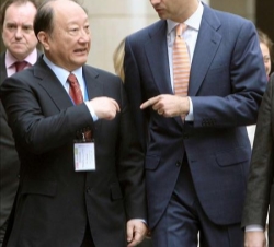Don Felipe junto al vicepresidente de la 10ª Chinese People's Political Consultative Conference.