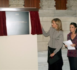 Su Alteza Real la Infanta Doña Cristina acompañada de la presidenta de la Fundación Francisco Godia, Liliana Godia, descubre una placa conmemorativa