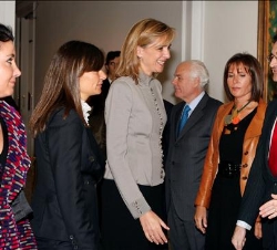 Doña Cristina con la presidenta de la Fundación Francisco Godia, Liliana Godia, saluda a los asistentes