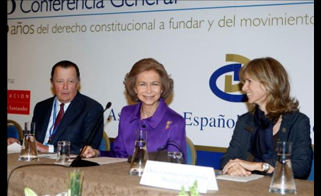 Su Majestad la Reina, acompañada por Su Alteza Real el Infante Don Carlos de Borbón, y la ministra de Ciencia e Innovación, Cristina Garmendia