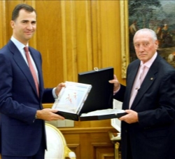 Don Felipe recibe el Silvestre de Oro de manos del presidente de la Agrupación Deportiva San Silvestre Vallecana Internacional, Antonio Sabugueiro