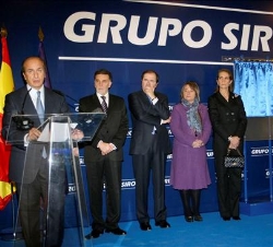 Su Alteza Real atiende a las palabras del presidente del Grupo Siro