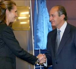 Doña Elena es saludada por el presidente del Grupo Siro