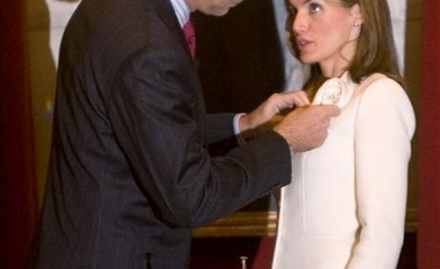 Su Alteza Real el Príncipe de Asturias impone el Lazo de Dama de la Real Maestranza de Caballería de Sevilla a Su Alteza Real la Princesa de Asturias
