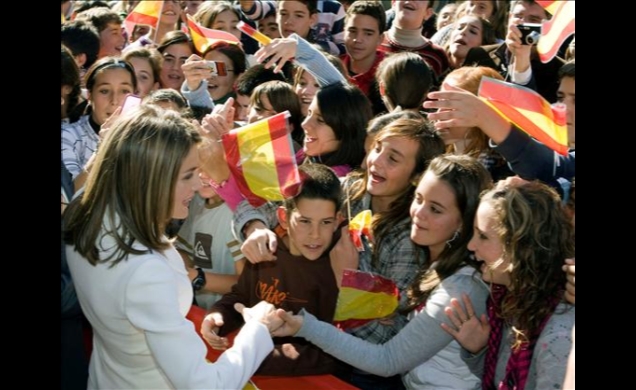Su Alteza Real la Princesa de Asturias saluda a los alumnos del I.E.S. Néstor Almendrosa