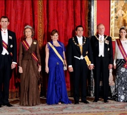 Los Reyes, acompañados de Sus Altezas Reales los Príncipes de Asturias y del Presidente de la República de Panamá y su esposa, momentos antes de la Ce