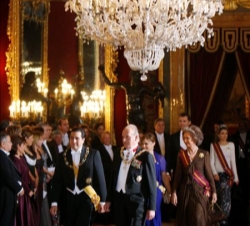 Sus Majestades los Reyes, acompañados por el Presidente de Panamá y su esposa