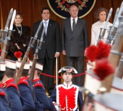 Desfile de la Guardia Real ante Sus Majestades y el Presidente Torrijos y su esposa