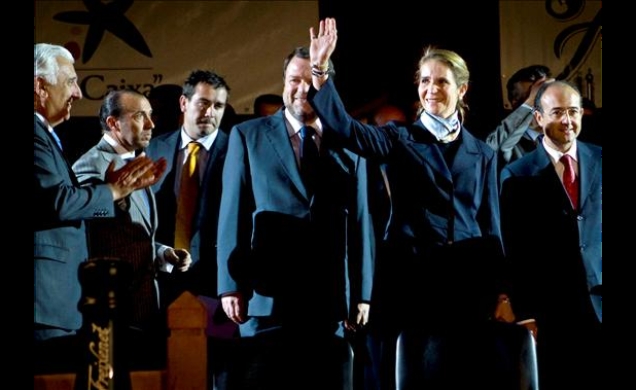 Doña Elena saluda a los asistentes a la inauguración del SICAB 2008, acompañada por el alcalde de Sevilla y el consejero de Agricultura y Pesca de la 