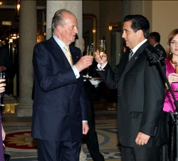 Brindis de Sus Majestades con el Presidente de Panamá y su esposa
