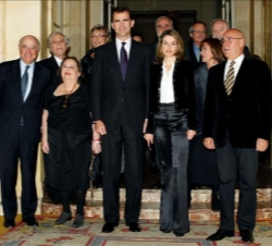 Los Príncipes, en una fotografía de grupo con la galardonada, el presidente del Senado y el presidente del BBVA