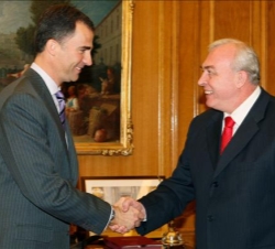 Don Felipe recibe el saludo del rector de la Universidad Politécnica de Madrid, Javier Uceda