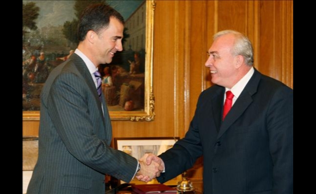 Don Felipe recibe el saludo del rector de la Universidad Politécnica de Madrid, Javier Uceda