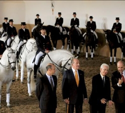 Don Juan Carlos junto al presidente de la Junta de Andalucía, Manuel Chaves, el hermano mayor de la Real Maestranza de Ronda, Rafael Atienza, y el mae