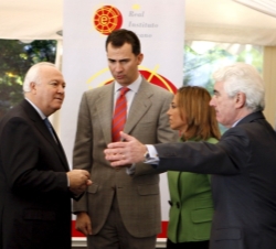 El Príncipe de Asturias, con los ministros de Defensa y Asuntos Exteriores, y el presidente del Real Instituto